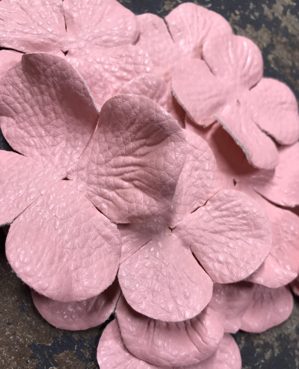 フェイク  レザー   あじさいの花びら パーツ  ピンク 2枚目の画像