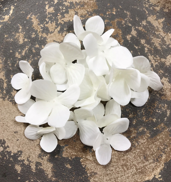 【30枚   ホワイト】 あじさいの花びら パーツ  ホワイト 1枚目の画像
