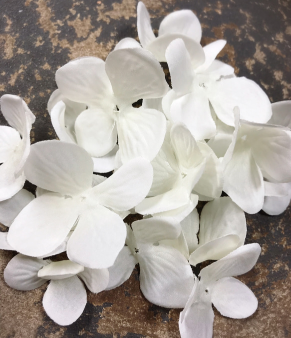 【30枚   ホワイト】 あじさいの花びら パーツ  ホワイト 2枚目の画像
