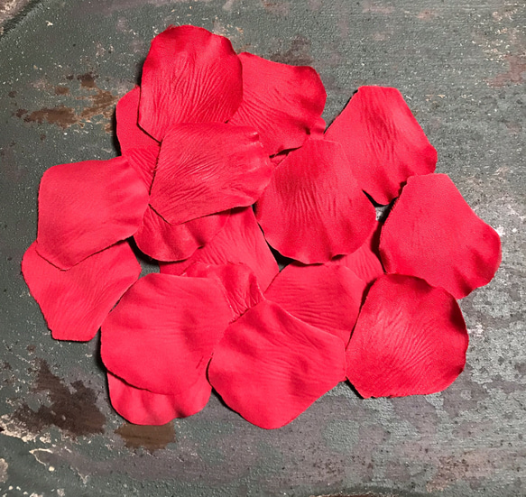 【35枚】ローズの花びらパーツ   レッド  ローズペタル 1枚目の画像