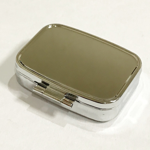 1個】ピルケース レクタングル 長方形 シルバー 仕切り付 2分割