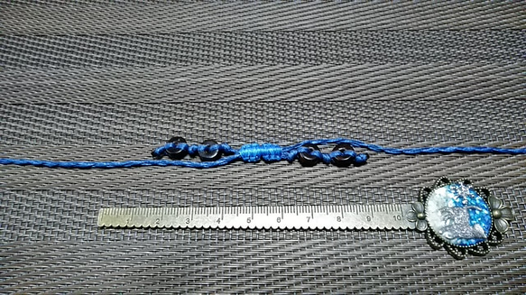 【セール】伸縮マスクチェーン紺色　濃茶ウッドビーズ　マクラメ四つ編み　ワックスコード 3枚目の画像