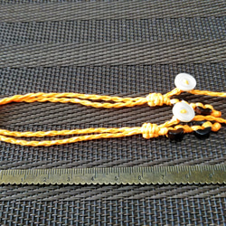 【セール】伸縮マスクチェーン蛍光オレンジ色　濃茶ウッドビーズ　マクラメ四つ編み　ワックスコード 2枚目の画像