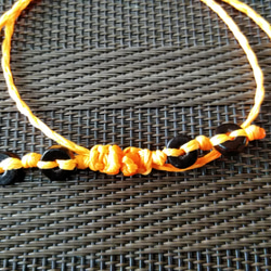 【セール】伸縮マスクチェーン蛍光オレンジ色　濃茶ウッドビーズ　マクラメ四つ編み　ワックスコード 4枚目の画像
