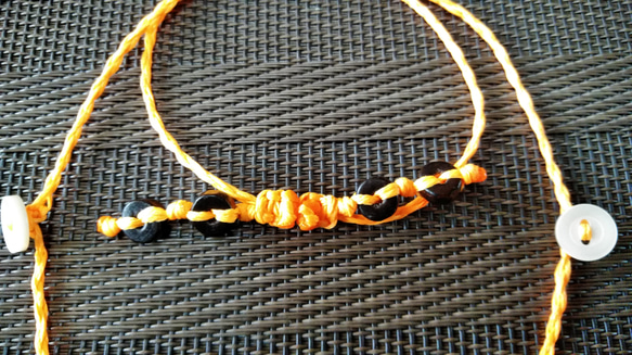 【セール】伸縮マスクチェーン蛍光オレンジ色　濃茶ウッドビーズ　マクラメ四つ編み　ワックスコード 4枚目の画像