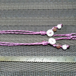 伸縮マスクチェーン紫　ローズクォーツ  ストロベリークォーツ　マクラメ　四つ編み　ワックスコード 2枚目の画像