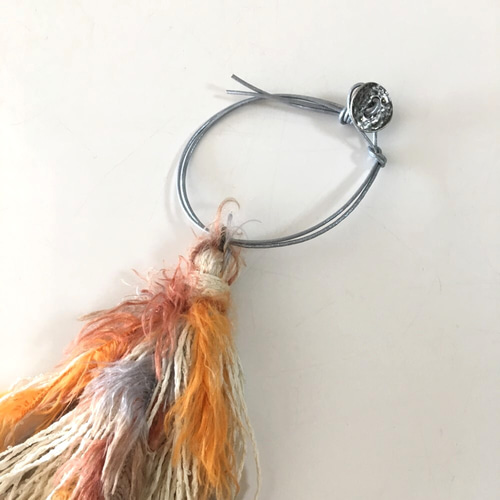 boho オレンジのタッセルチャーム［ネイティブ エスニック 羽根