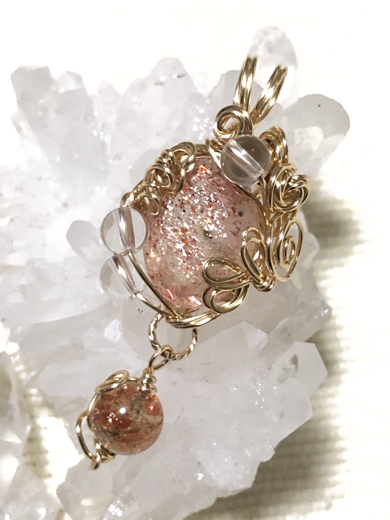 赤色少なめが綺麗✨サンストーンペンダントトップ ワイヤーアクセサリー
