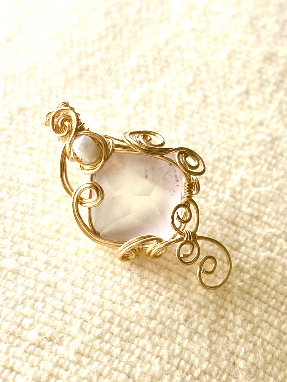 【手磨き】ほんのりピンクのフローライトk14gfワイヤーペンダントトップ