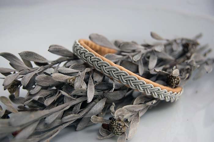 トナカイの革×ピューター糸の3つ編みブレスレット　nude