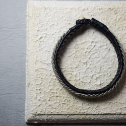トナカイの革×ピューター糸の3つ編みブレスレット　MAT BLACK 2枚目の画像
