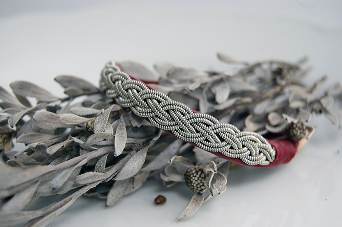 トナカイの革×ピューター糸の4つ編みブレスレット　crimson red