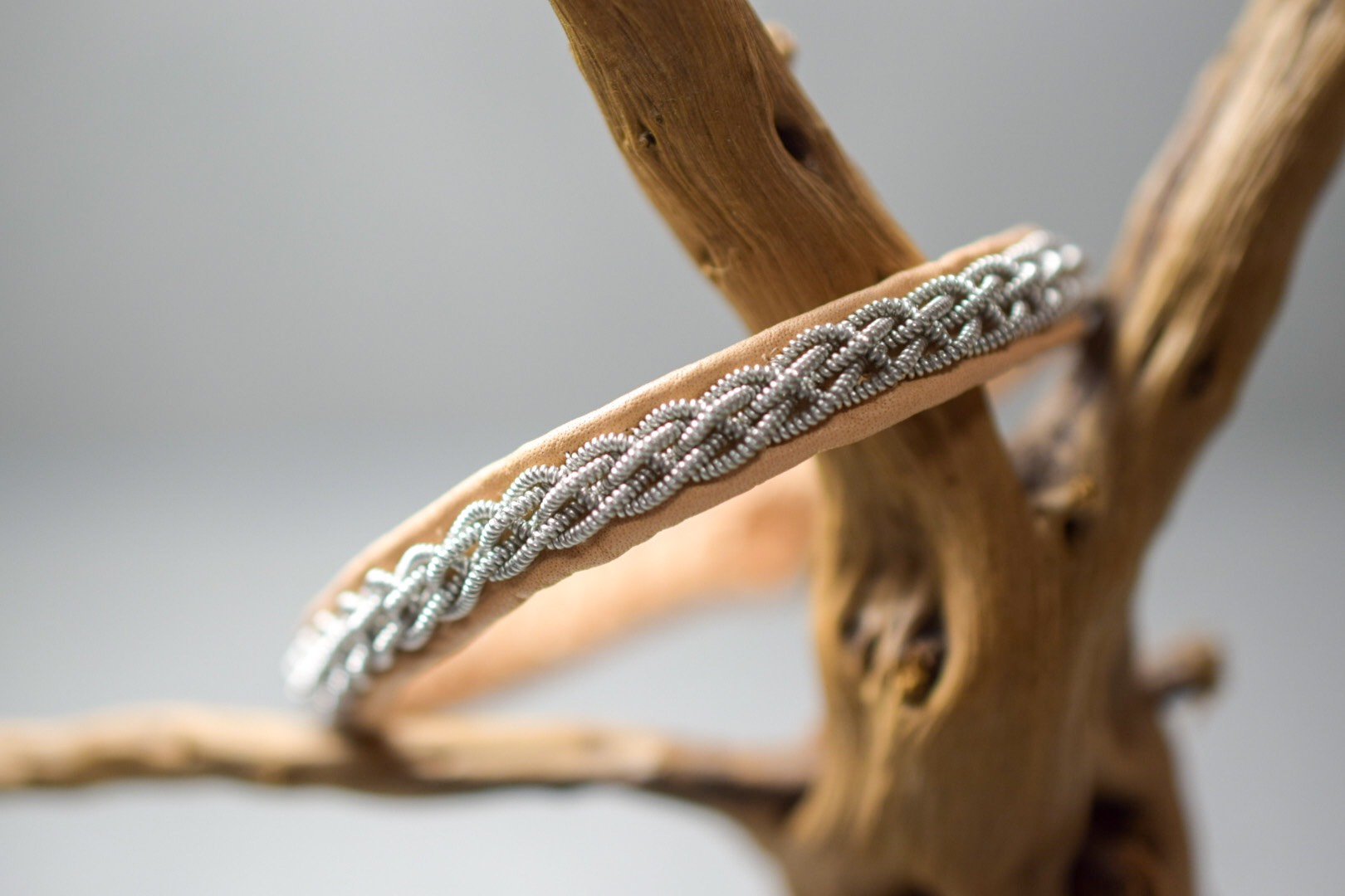 トナカイの革×ピューター糸の5つ編みブレスレット　nude