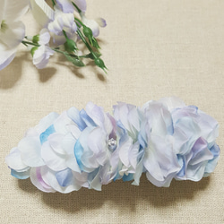 【送料無料】紫陽花バレッタ～清楚な淡いブルーとスワロフスキーの雫 2枚目の画像