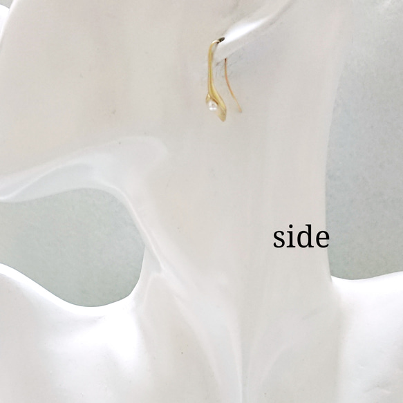 elegant lily～マットゴールドの百合のピアス 2枚目の画像