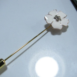 ハットピン・ブローチ　（白い花） 1枚目の画像