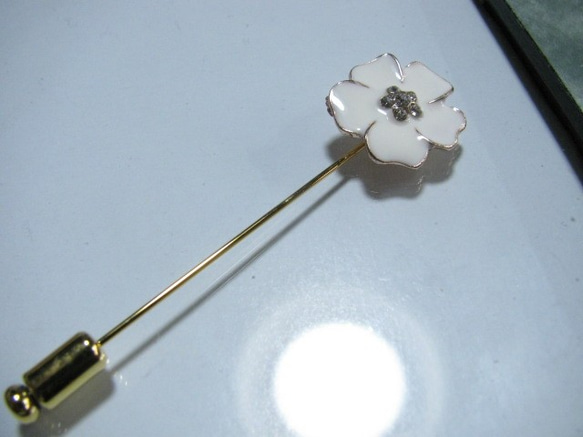 ハットピン・ブローチ　（白い花） 1枚目の画像