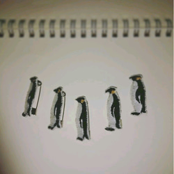 ペンギンの華奢な刺繍ブローチ 1枚目の画像