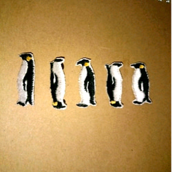 ペンギンの華奢な刺繍ブローチ 2枚目の画像