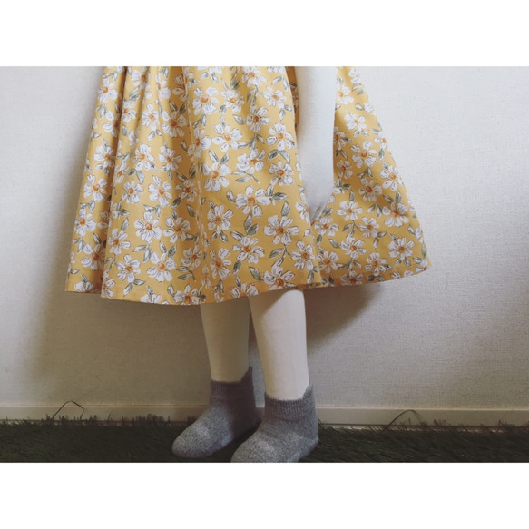 無袖褶邊連衣裙·Yamabuki彩色花朵圖案 第3張的照片