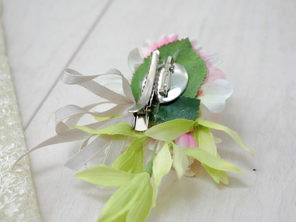 八重桜と白のダイヤモンドリリーのコサージュ 4枚目の画像