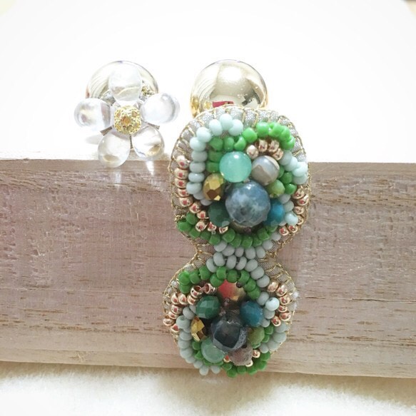 mosaic と一輪花のアシンメトリーピアス《green》