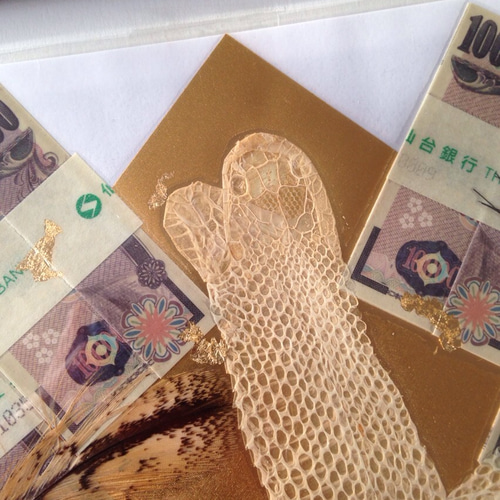 最強開運お守り】白蛇の1本脱ぎ＆金箔＆梟の羽＆帯封のお守り
