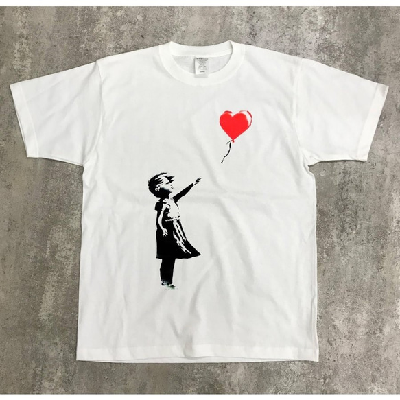 赤い風船に手を伸ばす少女 バンクシー Tシャツ ロンドン オークションハウス サザビーズ 140万ドル ストリートアート 1枚目の画像