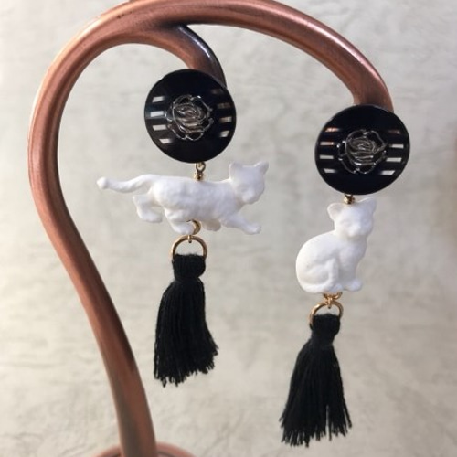 レトロボタン＆猫タッセルピアス ピアス（その他） mutyuu 通販 