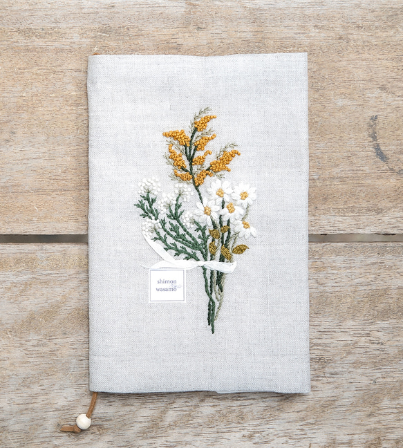 shimontowasamo/【特集掲載・受注制作】「ある日の道草、花束にして」手刺繍ブックカバー 表地 裏地 縦17