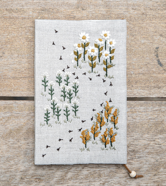 shimontowasamo/【特集掲載・受注制作】「ある日の道草、花束にして」手刺繍ブックカバー 表地 裏地 縦17