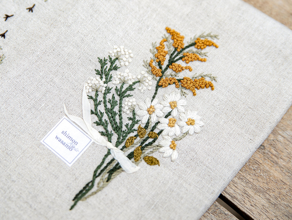 shimontowasamo/【特集掲載・受注制作】「ある日の道草、花束にして」手刺繍ブックカバー 表地 裏地 縦17