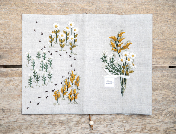 shimontowasamo/【特集掲載・受注制作】「ある日の道草、花束にして」手刺繍ブックカバー 表地 裏地 縦17