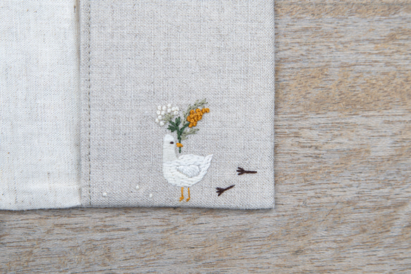 shimontowasamo/【特集掲載・受注制作】「ある日の道草、花束にして」手刺繍ブックカバー 表地 裏地 縦17