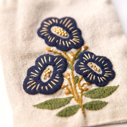 shimontowasamo / 【特集掲載・受注制作】blue flowers手刺繍巾着ポーチ 3枚目の画像