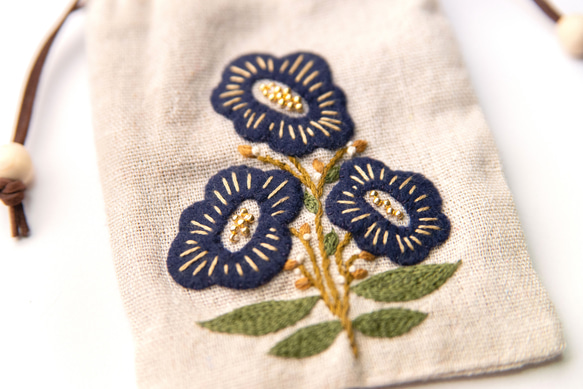 shimontowasamo / 【特集掲載・受注制作】blue flowers手刺繍巾着ポーチ 3枚目の画像