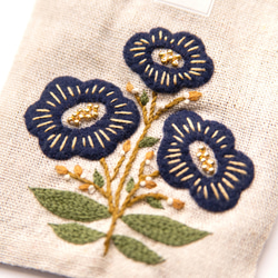 shimontowasamo / 【特集掲載・受注制作】blue flowers手刺繍巾着ポーチ 4枚目の画像