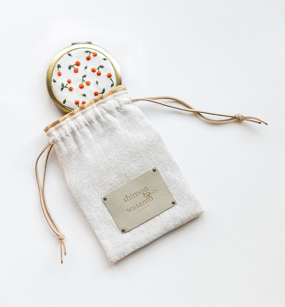 ハンドメイド　手刺繍　がま口ポーチ☆さくらんぼです ▷▷ 新しい作品 𖤣𖠿𖤣手刺繍入りがま口ポーチ 金具をつけ終え