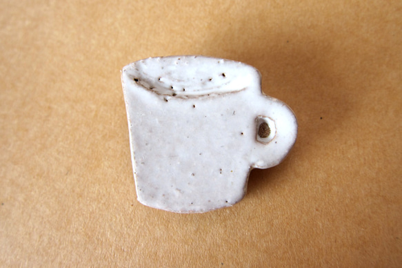 陶器ブローチ　カップ　（白） 1枚目の画像