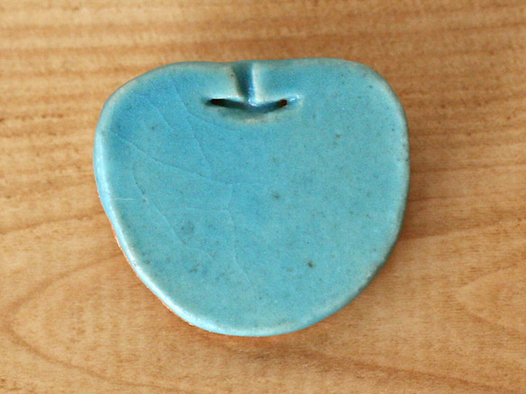 陶器ブローチ　りんご　（トルコ青） 2枚目の画像
