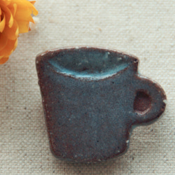 陶器のブローチ　カップ　青萩+赤土 1枚目の画像