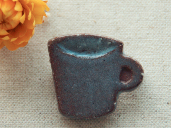 陶器のブローチ　カップ　青萩+赤土 1枚目の画像