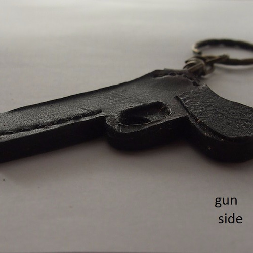 受注製作□贈り物にも□GUN□銃□キーホルダー□レザー□名入れ 