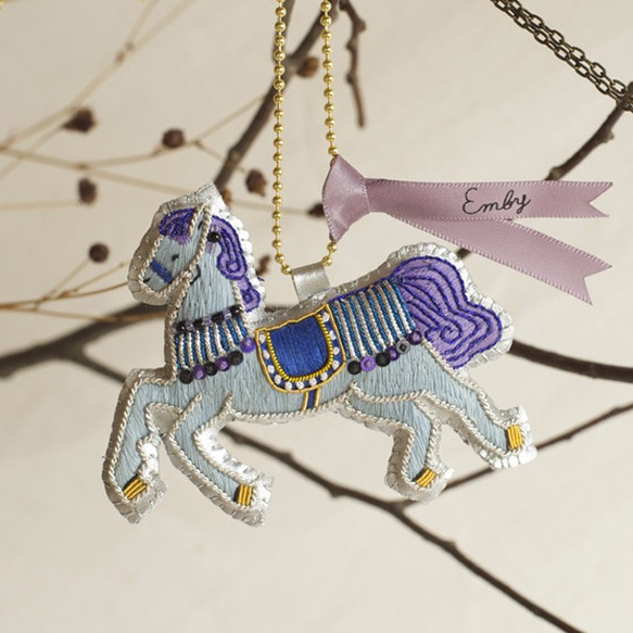 手刺繍 チャーム オーナメント "星空をかける馬"　*Blue 1枚目の画像