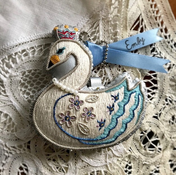 手刺繍 チャーム  “スワンの眠る湖” 3枚目の画像