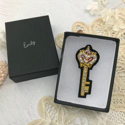 手刺繍ブローチ  『Key』＃Gold 4枚目の画像