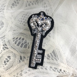 手刺繍ブローチ  『Key』＃Silver 2枚目の画像