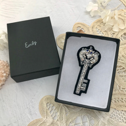 手刺繍ブローチ  『Key』＃Silver 4枚目の画像