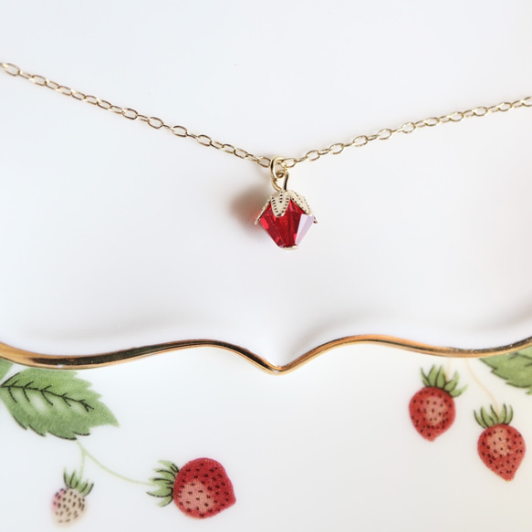 苺のチョーカーネックレス　大人可愛いフルーツモチーフアクセサリー 2枚目の画像