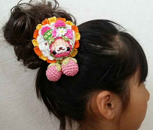 【受注製作】選べるあみぐるみヘアゴム☆イチゴや花ポン玉付きうさぎinお花 2枚目の画像